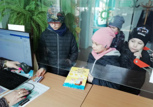 Antoś pokazuje kartę biblioteczną