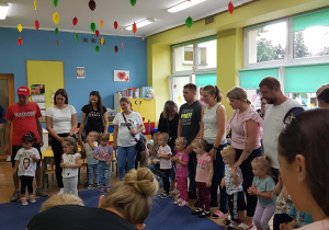 Zabawa na przywitanie „Witam tych, którzy...”.