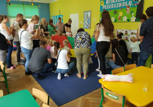 Zabawa na rozgrzewkę z Biedroneczką Kropeczką „Wysoko – nisko”.