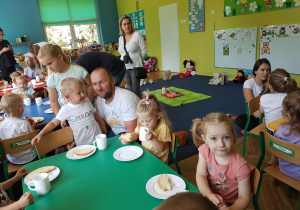 Dzieci jedzą śniadanie.