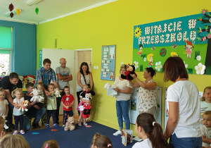 Zabawa ruchowo-naśladowcza na podstawie zabawy „Gdy się zabawki spotykają”.