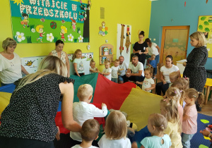 „Podskakujące maskotki”, „Usypianie maskotek” itp. - zabawy z chustą animacyjną i maskotkami.