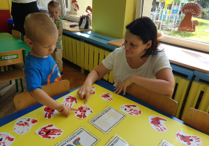 Biedronkowy popis zasad panujących w grupie.
