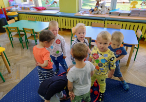 Kropka- zabawa muzyczno-ruchowa.