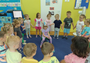 Śpiewamy sto lat dla Lenki.
