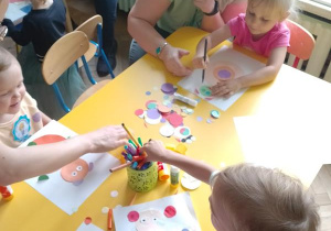 Marysia i jej mama robią misia