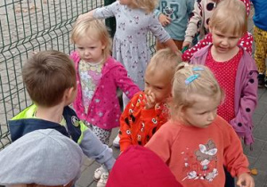 Para za parą, głowa za głową