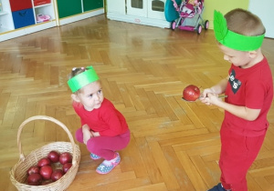 Jabłuszek przybywa w koszyku.