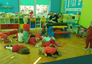 Zabawa "Wysokie i niskie dźwięki".