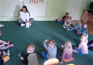Bibliotekarka czyta dzieciom.