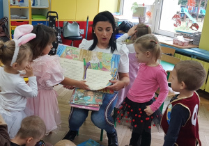 Oglądanie książki "Królewna Śnieżka i siedmiu krasnoludków".