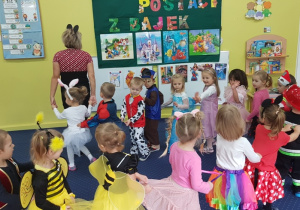 Jedzie pociąg z bajeczkami.