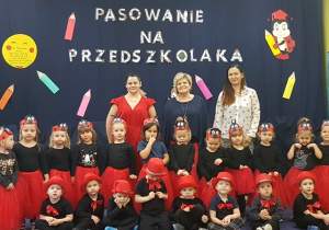 Zdjęcie grupowe Biedronek ze swoimi "ciociami" z grupy.
