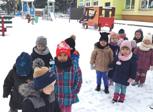 Pierwsze zabawy Biedronek na śniegu