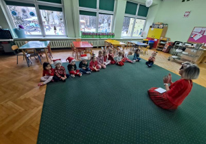 Słuchamy ciekawostek o Mikołaju.