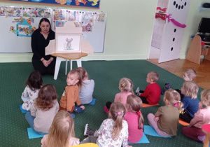 Pani Aneta czyta bajkę.