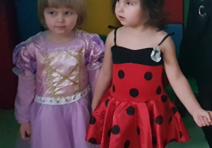 Lenka S. i Zuzia na balu.