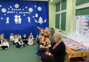 Babcie biorą udział w konkursie.