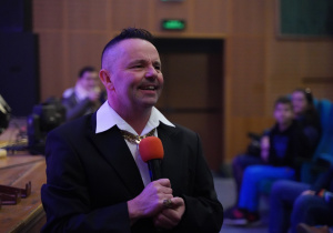 Marcin vel Kret w roli zapowiadającego
