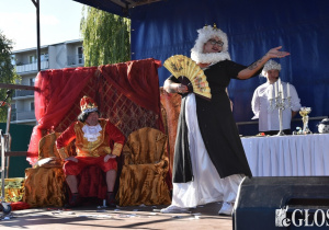 Królowa wykłada plany Królowi