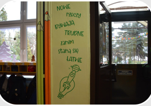 Motto widniejące tuż przy drzwiach wejściowych
