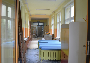 Korytarz i pomalowane osłony na kaloryfery z jednej z sal