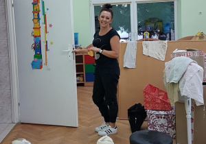 Pani Kasia (mama Nikosia i Natana) podczas porządków w sali Pszczółek...