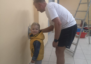 ...tata z synem podczas malowania szatni...