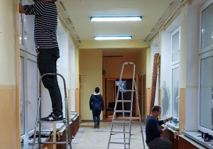 ...oj, się działo, na zdjęciu "Czwóreczkowi" Rodzice podczas upiększania przedszkola