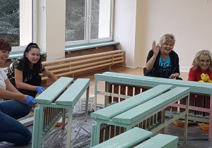 Czwóreczkowe ciocie i mama Leosia podczas malowania osłon na kaloryfery w sali Biedronek