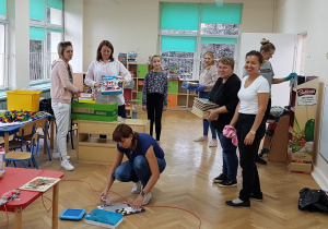 Biedronkowe mamy podczas poremontowego porządkowania, sala już pomalowana