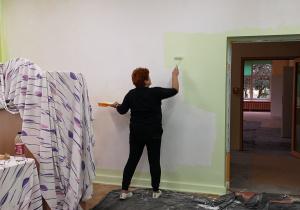 Jedna z sal i malująca ją ciocia Marzenka