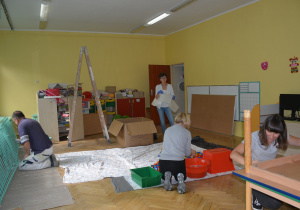 Prace porządkowe w Bratkach, na zdjęciu mama Anielki, mama Kajetana i Konstantego i ciocia Wiesia z mężem Tomkiem, który podjął się malowania sali i nie tylko, zadanie wykonał wzorcowo