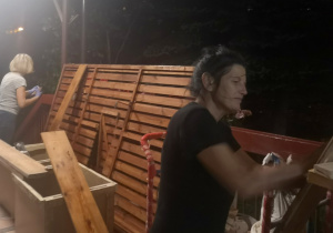 Ciocie Irmina i Beata wieczorową porą elementy drewniane z szatni malowały