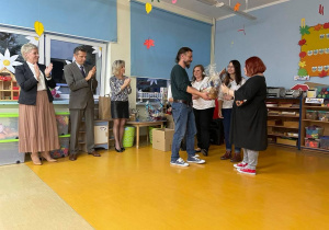 Zaskoczona Pani Dyrektor obecnością na spotkaniu męża, który również miał swój mały wkład w upiększaniu przedszkola