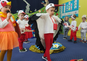 Inscenizacja piosenki "Bocian i żaby".