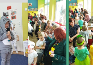 "Biedronki" wręczają upominki.