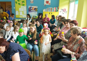 Zajączkowe świeczki dla gości.