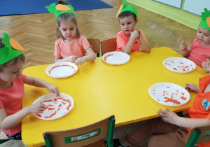 Układanie wzorków z marchewki.