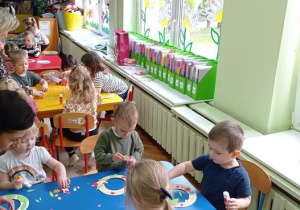 Panie pomagają w wykonaniu pracy.