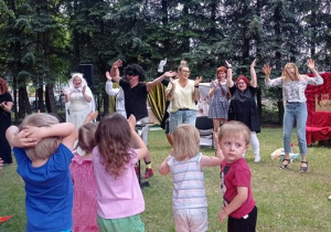 Wspólne tańce z aktorami.
