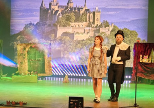 Gerda i Christian Andersen na scenie.