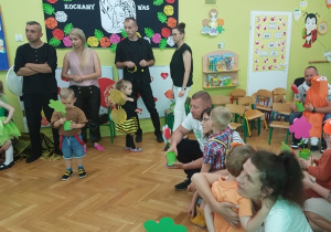 Dzieci wręczają rodzicom upominki.