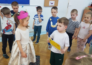 Wręczenie laurki.