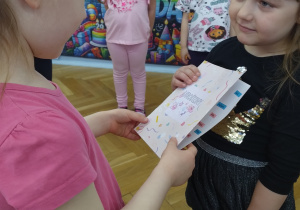 Wręczenie laurki.