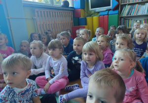 Biedroneczki oglądają przedstawienie teatralne.