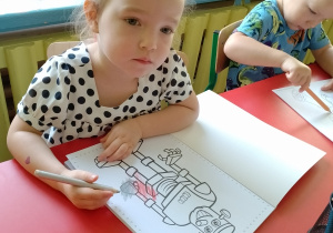Misia koloruje malowankę