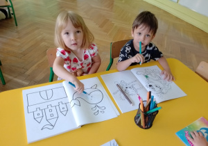 Kornelka i Staś podczas malowania