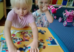 Marcelinka i Pola układają puzzle