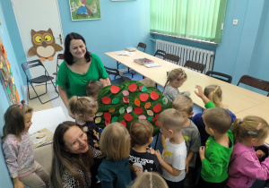 Przekazanie drzewka przedszkolakom.